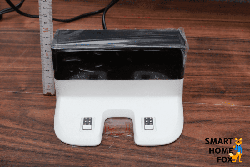 Die Ladestation des Ecovacs Deebot T9 wird mit einem Lineal ausgemessen